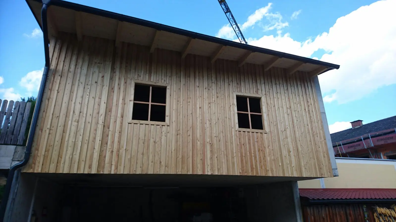 Wirtschaftsgebäude in Holzriegelbauweise mit sib. Lärchen Deckleistenschalung
